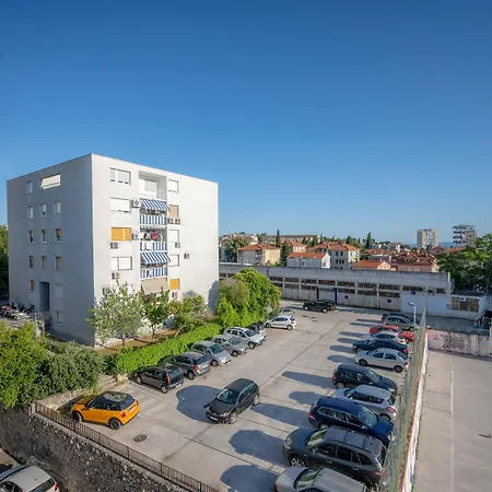아파트 Billie With Balcony