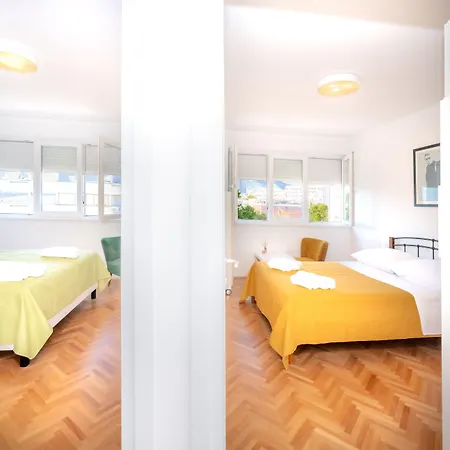 아파트 Billie With Balcony