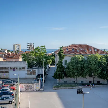 Billie With Balcony 아파트 *