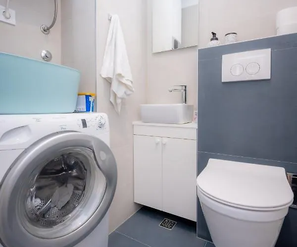 Billie With Balcony 아파트