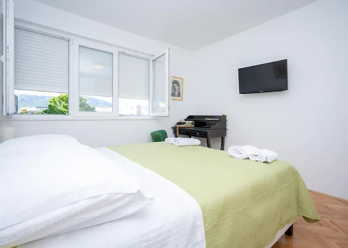 Billie With Balcony 아파트