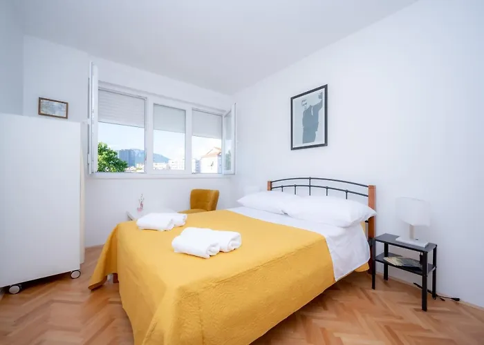 Billie With Balcony 아파트