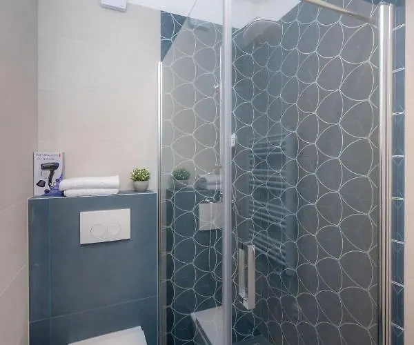 Billie With Balcony 아파트 *