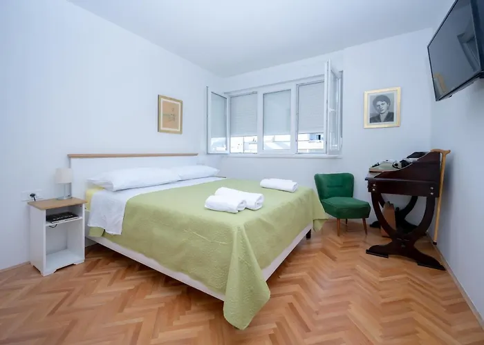 Billie With Balcony 아파트