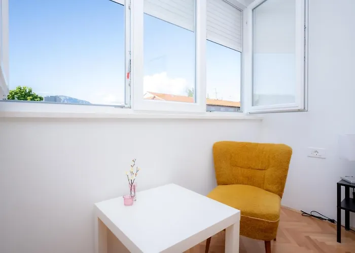 Billie With Balcony 아파트