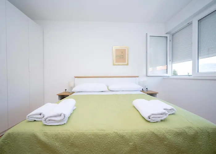 아파트 Billie With Balcony *