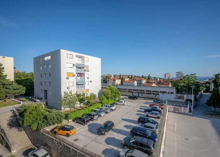 아파트 Billie With Balcony