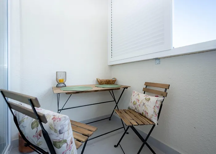 Billie With Balcony 아파트 *