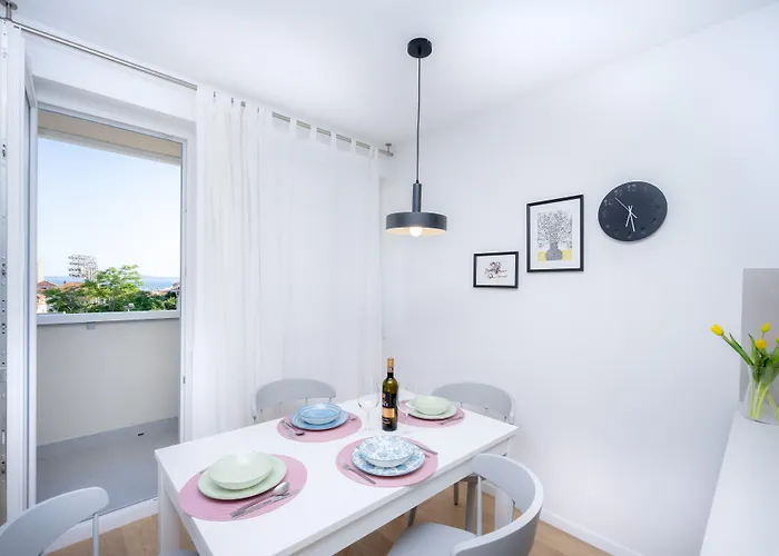 Billie With Balcony 아파트