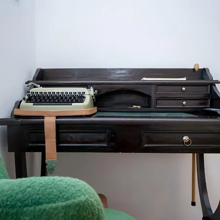 Billie With Balcony سبليت