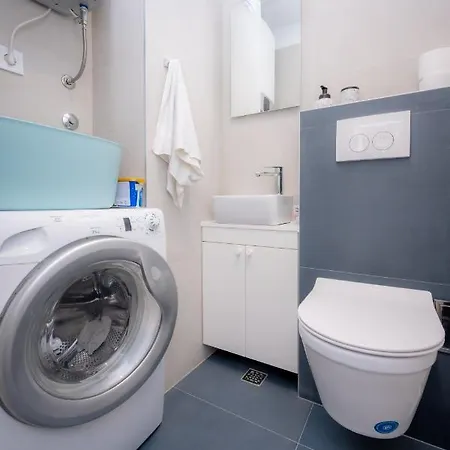 Billie With Balcony شقة