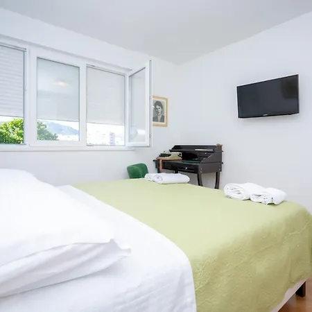 Billie With Balcony شقة