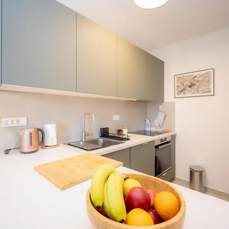 Billie With Balcony Split