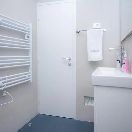 Billie With Balcony * Split