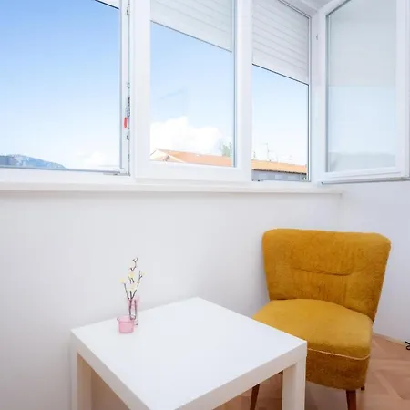 Billie With Balcony Lägenhet