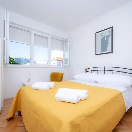 Billie With Balcony سبليت