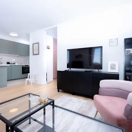 Billie With Balcony شقة *