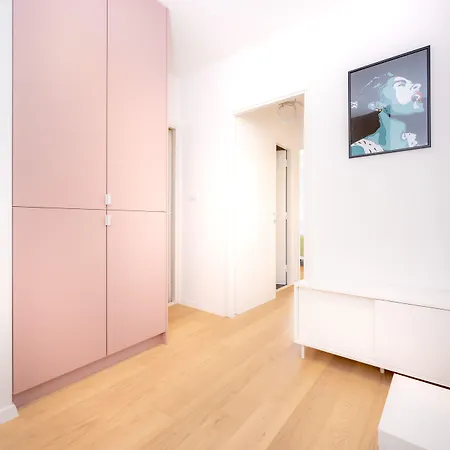 Billie With Balcony شقة