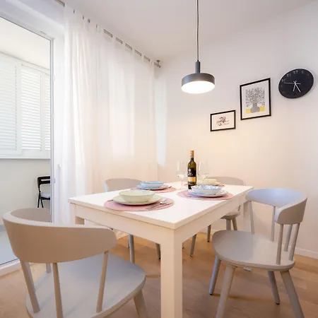 Billie With Balcony * Split